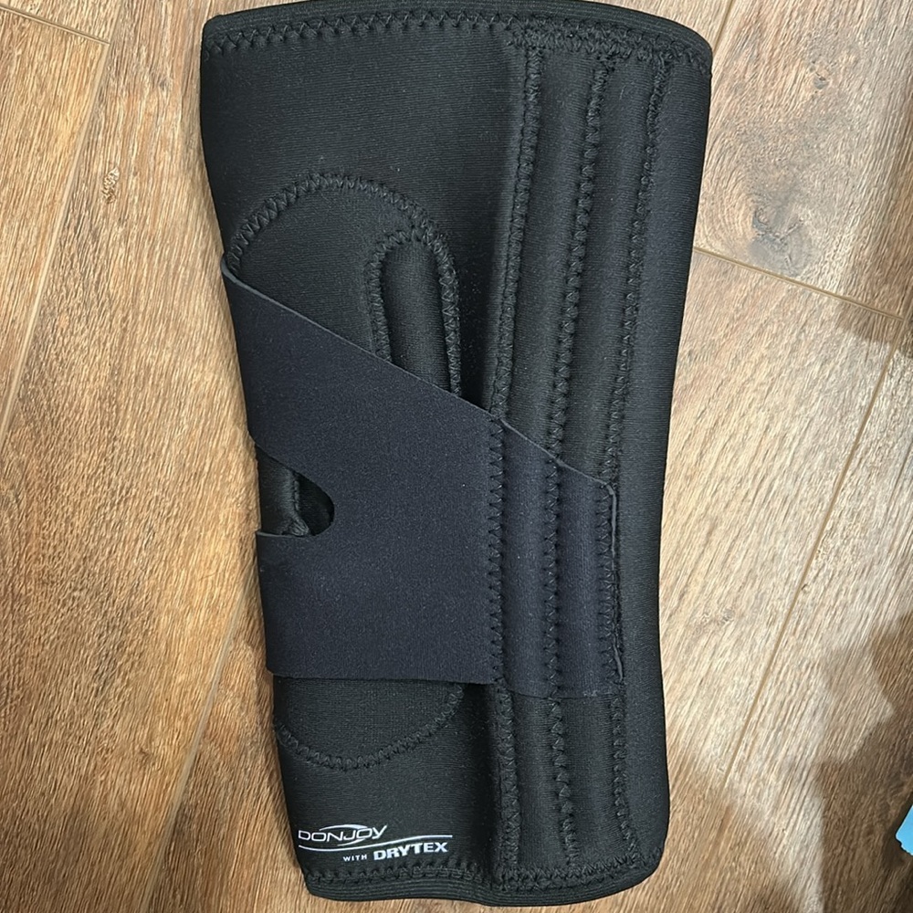 DonJoy Lateral J Patella Support Brace - Black - Picture 5 of 5